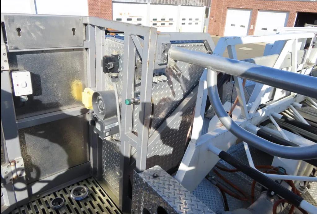2004 American LaFrance 100' Tower 2000/300 - image 26