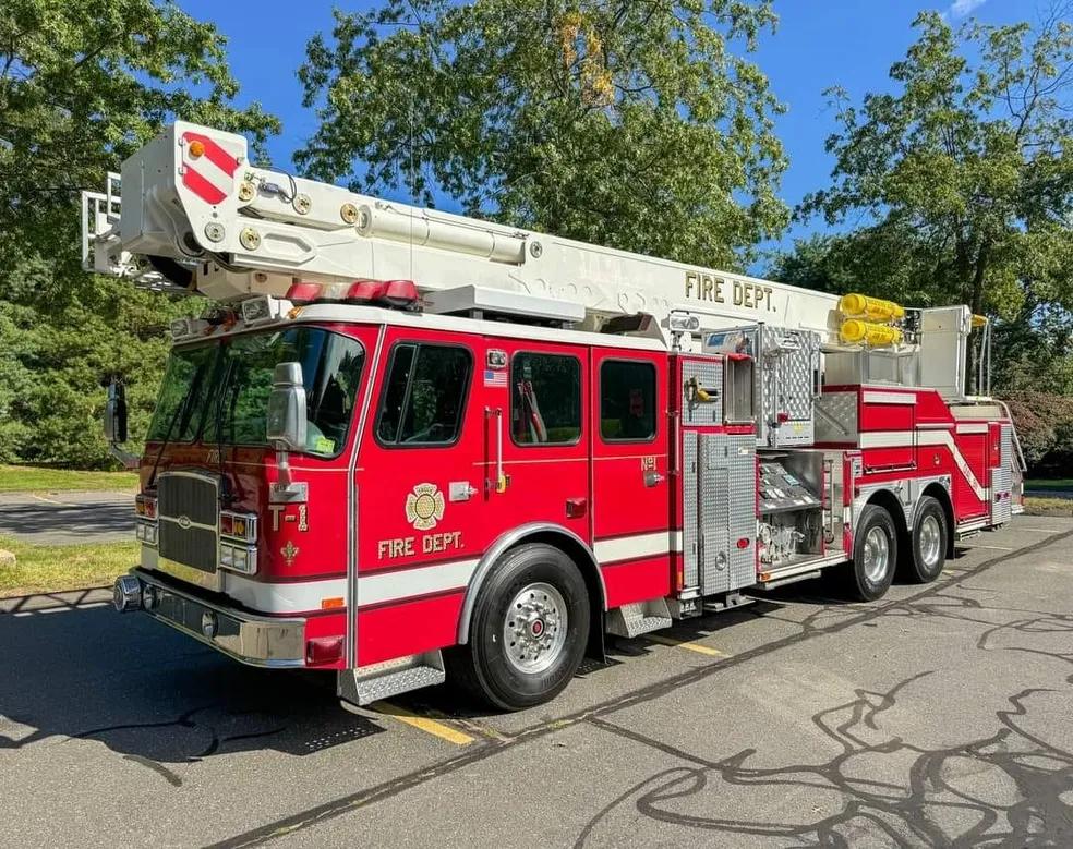 2006 E-One Cyclone II 100FT Bronto Skylift - image 1