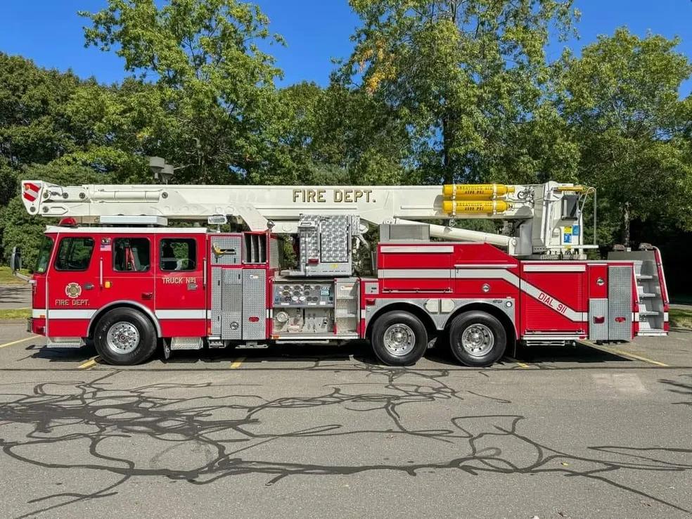 2006 E-One Cyclone II 100FT Bronto Skylift - image 2