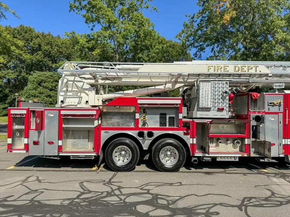 2006 E-One Cyclone II 100FT Bronto Skylift - image 3