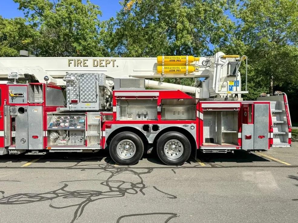 2006 E-One Cyclone II 100FT Bronto Skylift - image 8