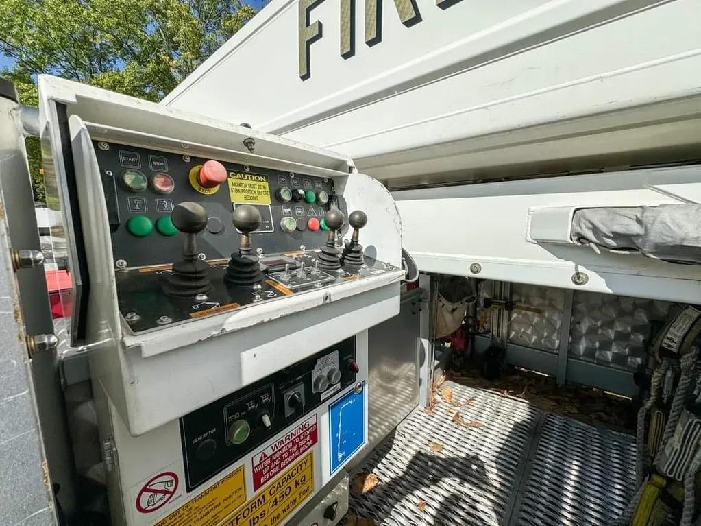 2006 E-One Cyclone II 100FT Bronto Skylift - image 30