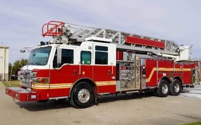 2010 Pierce Velocity 100' Quint 2000/300 - image 1
