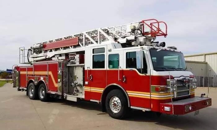 2010 Pierce Velocity 100' Quint 2000/300 - image 2