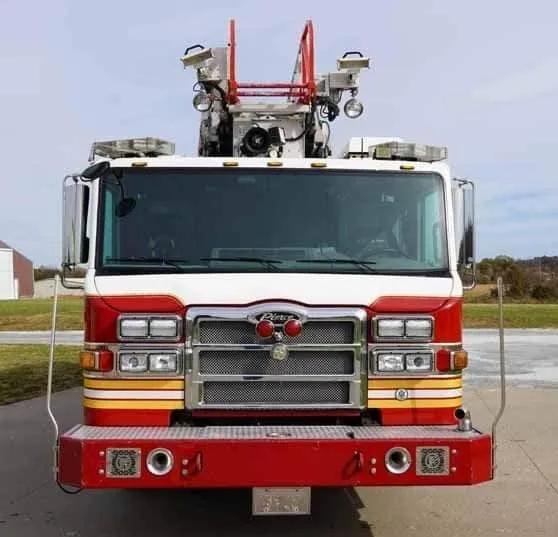 2010 Pierce Velocity 100' Quint 2000/300 - image 4