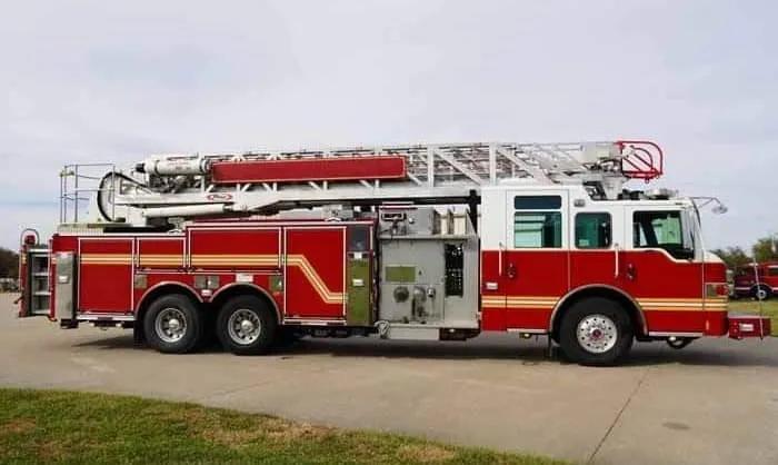 2010 Pierce Velocity 100' Quint 2000/300 - image 7