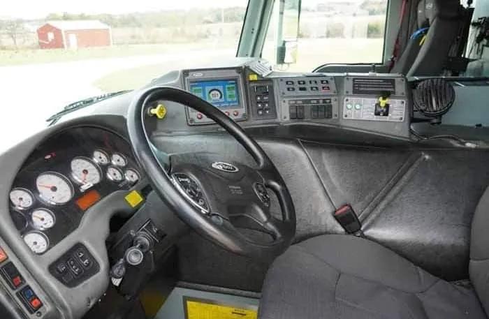 2010 Pierce Velocity 100' Quint 2000/300 - image 9
