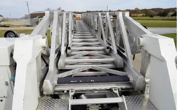 2010 Pierce Velocity 100' Quint 2000/300 - image 16