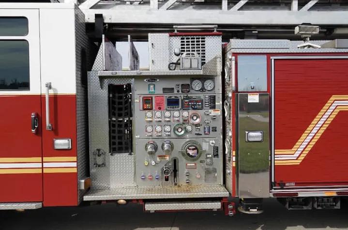 2010 Pierce Velocity 100' Quint 2000/300 - image 17