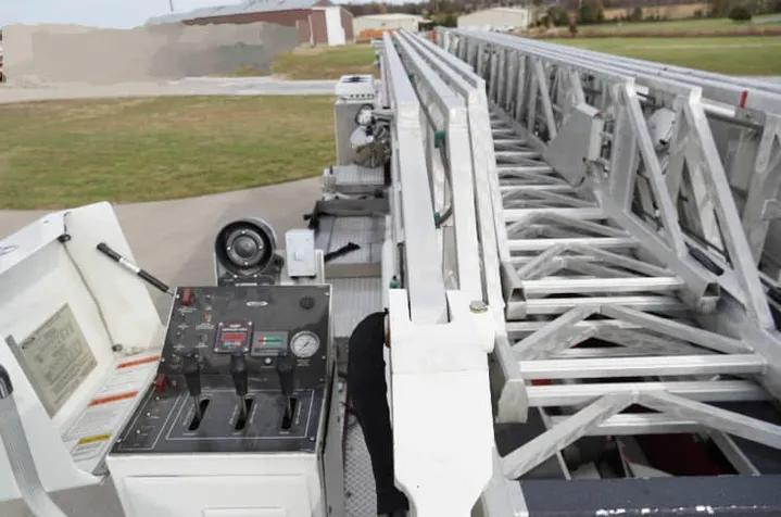 2010 Pierce Velocity 100' Quint 2000/300 - image 18