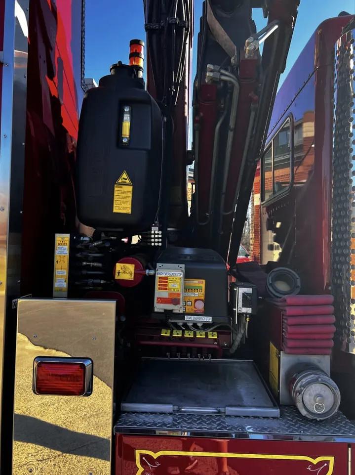 2004 KENWORTH PIERCE RESCUE WITH 23 TON KNUCKLE BOOM, LOADED WITH TOOLS - image 18