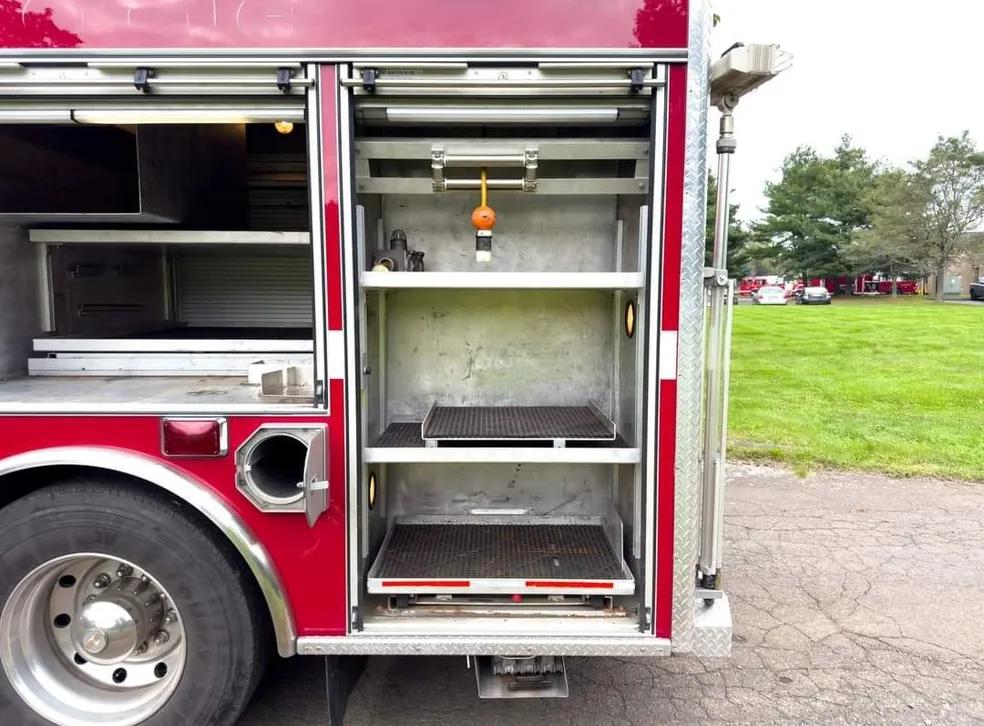 1999 International 4400 Rescue - image 2