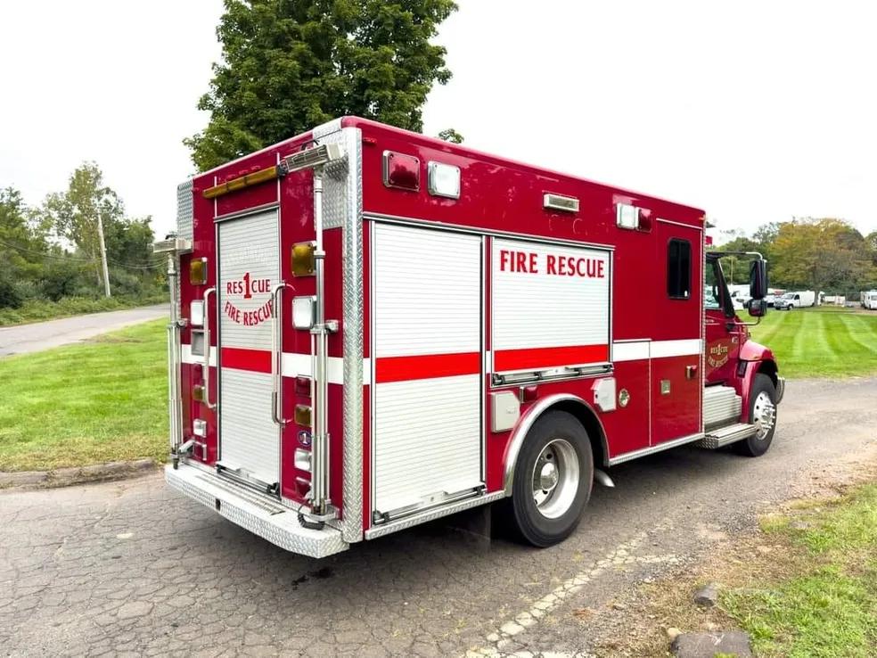 1999 International 4400 Rescue - image 3