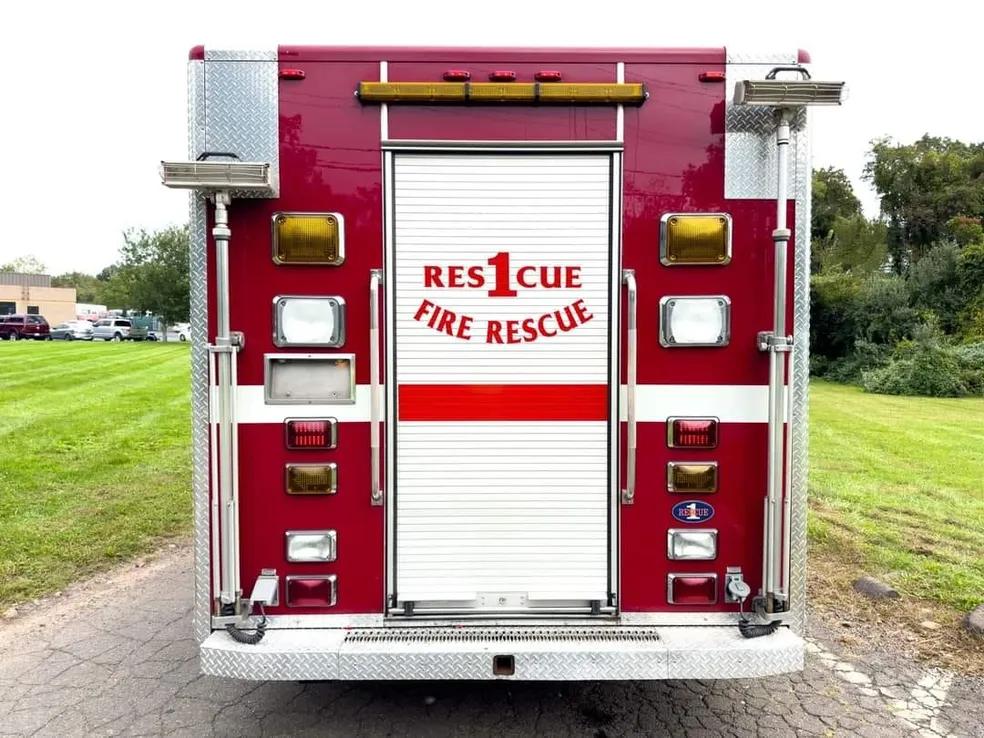 1999 International 4400 Rescue - image 7