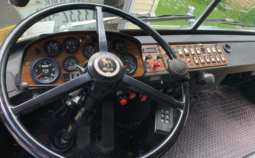 1989 E-One Mack Pumper — photo 6