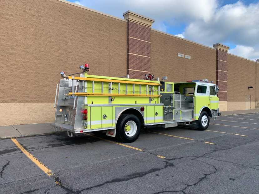 1989 E-One Mack Pumper — photo 3