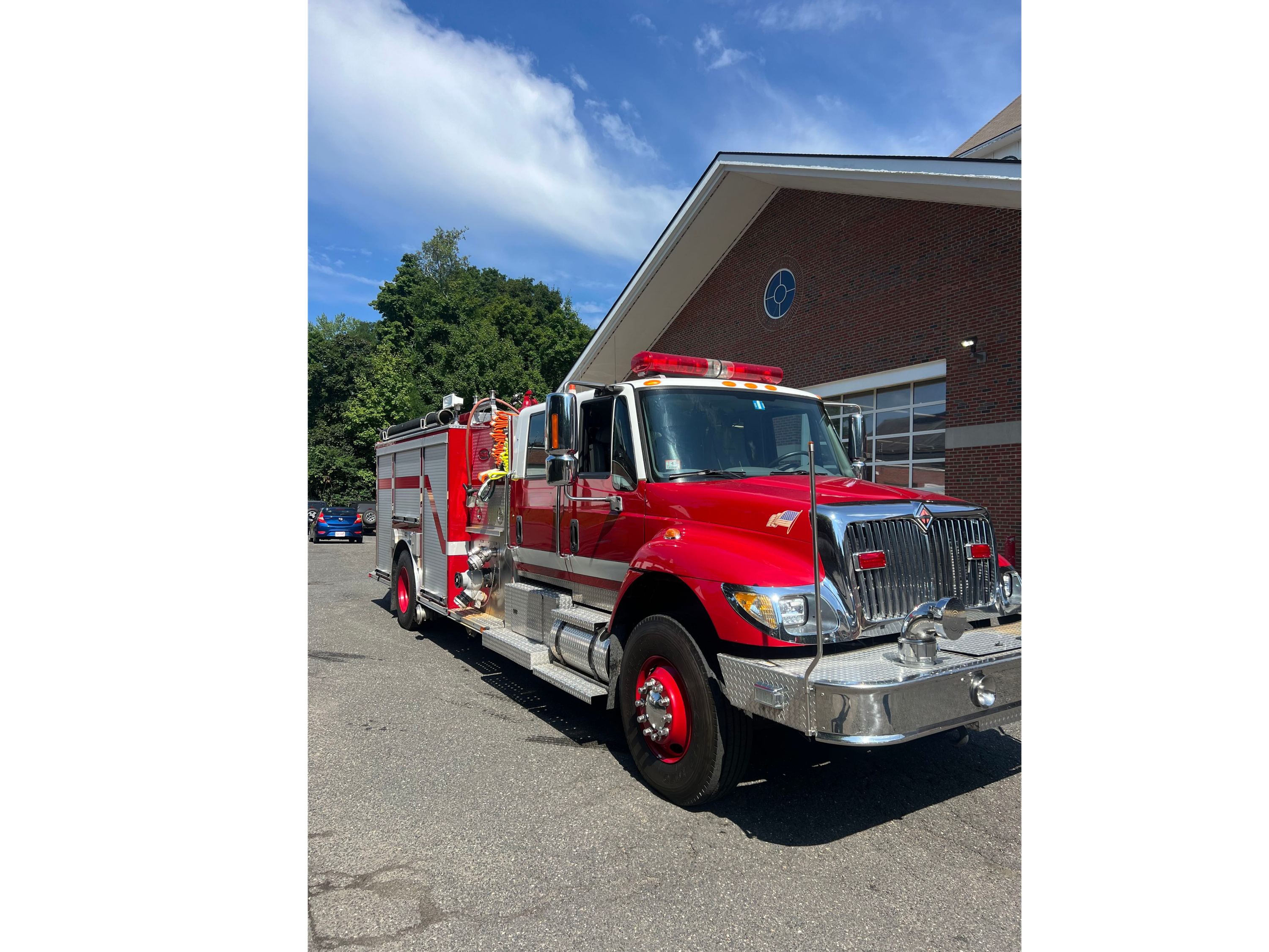 2004 International Pumper - image 2