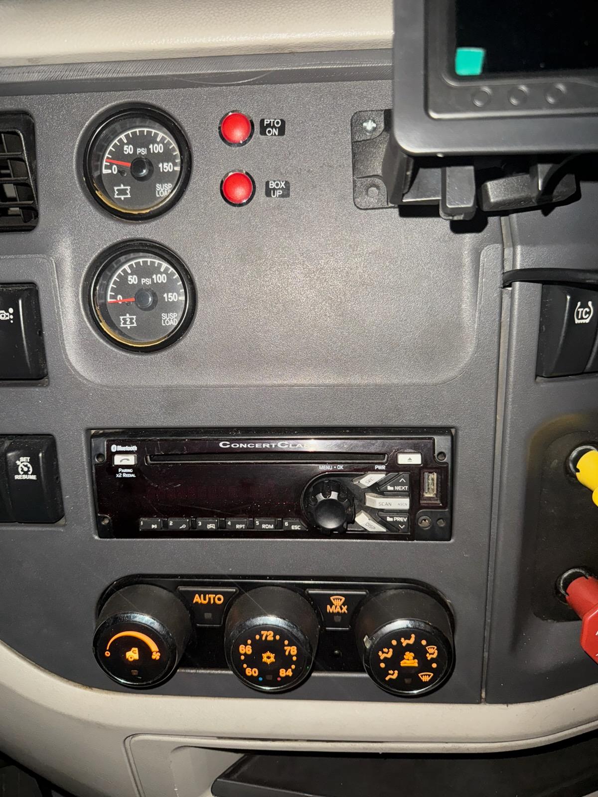 2018 Peterbilt 579 Sleeper Cab - image 4