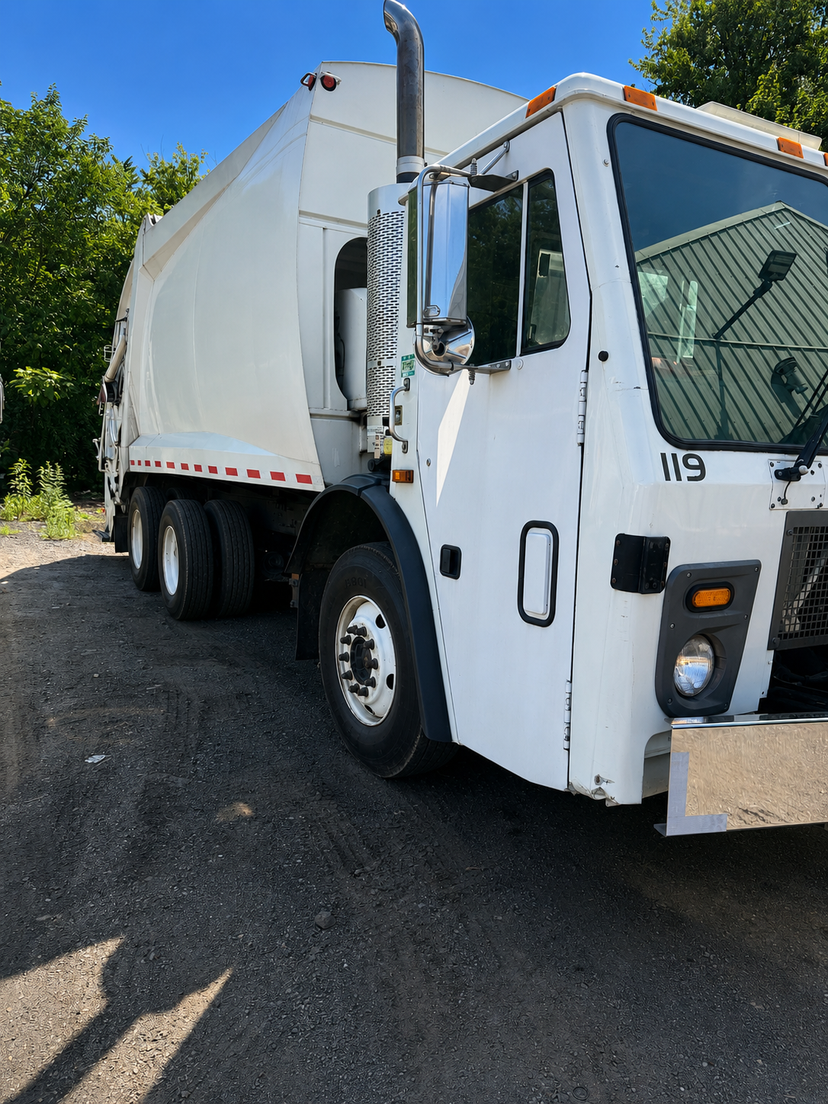 2010 Mack McNeilus Rear Loader — photo 5