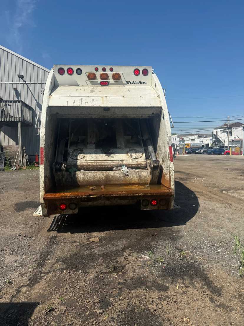 2010 Mack McNeilus Rear Loader — photo 4