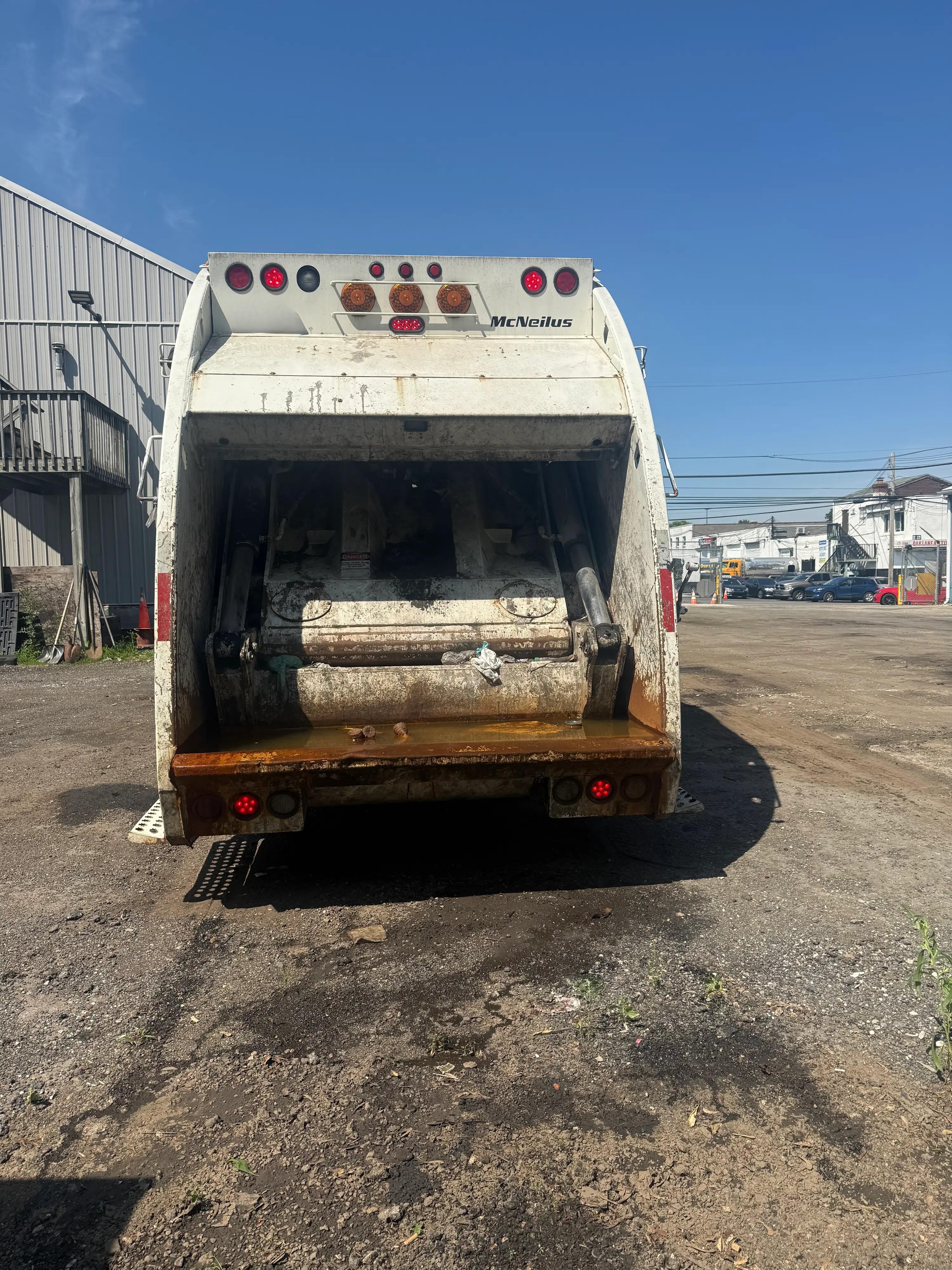 2010 Mack McNeilus Rear Loader - image 4