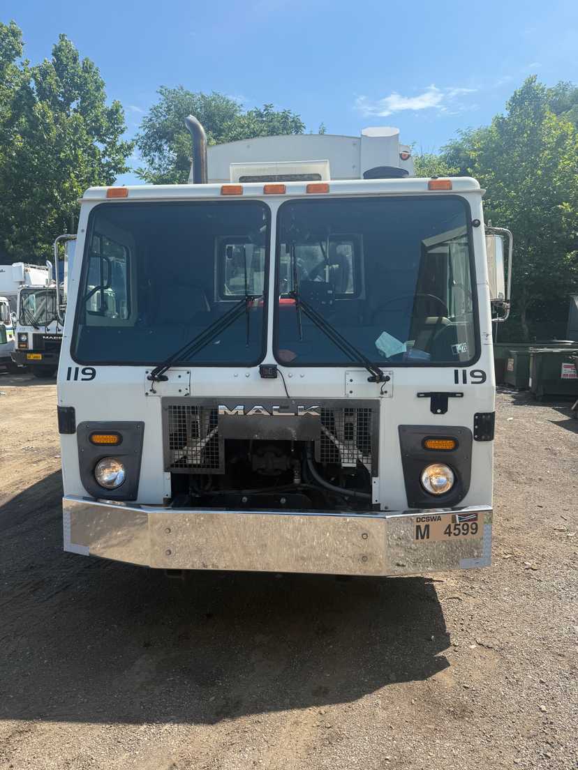 2010 Mack McNeilus Rear Loader — photo 2