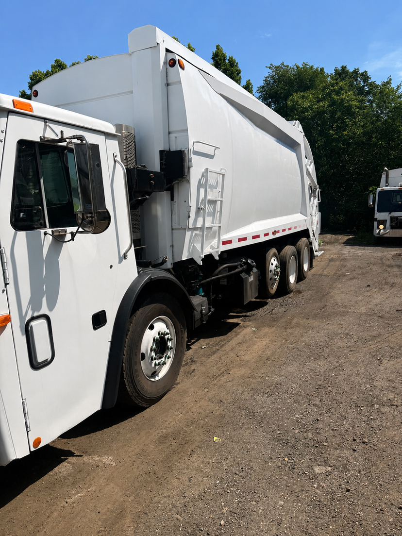 2012 Mack McNeilus Rear Loader — photo 3