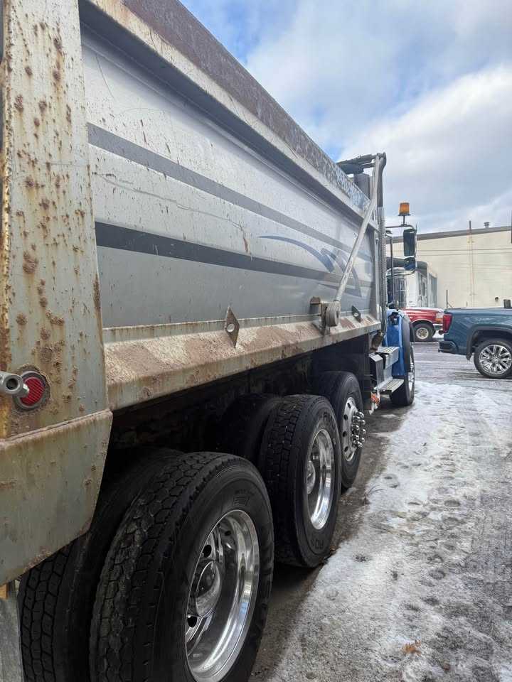 2018 International HX 620 Dump Truck — photo 5