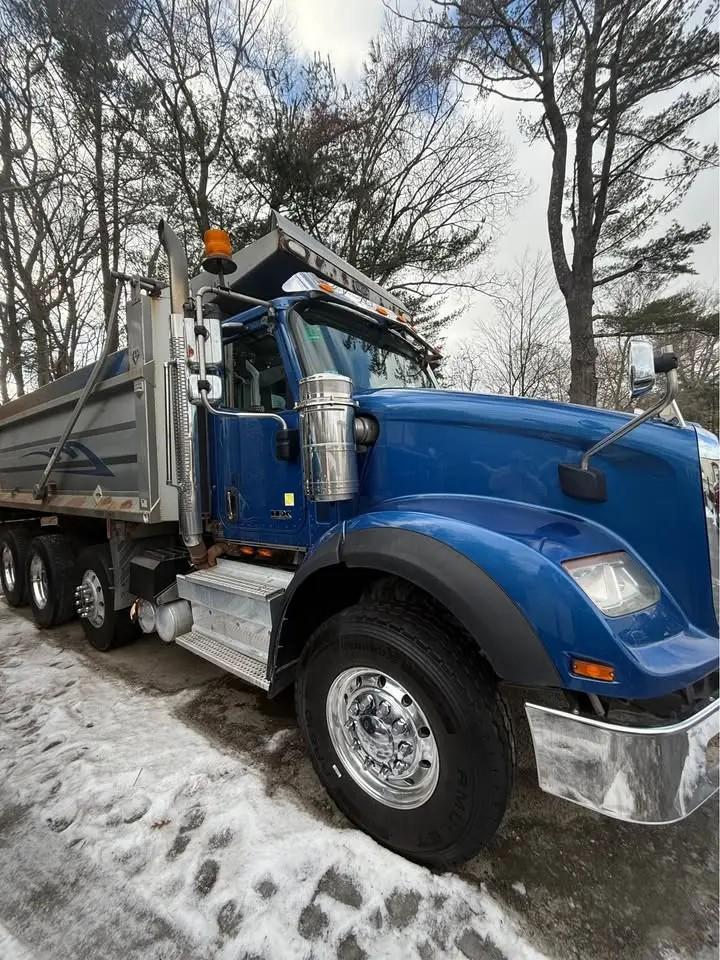 2018 International HX 620 Dump Truck - image 1