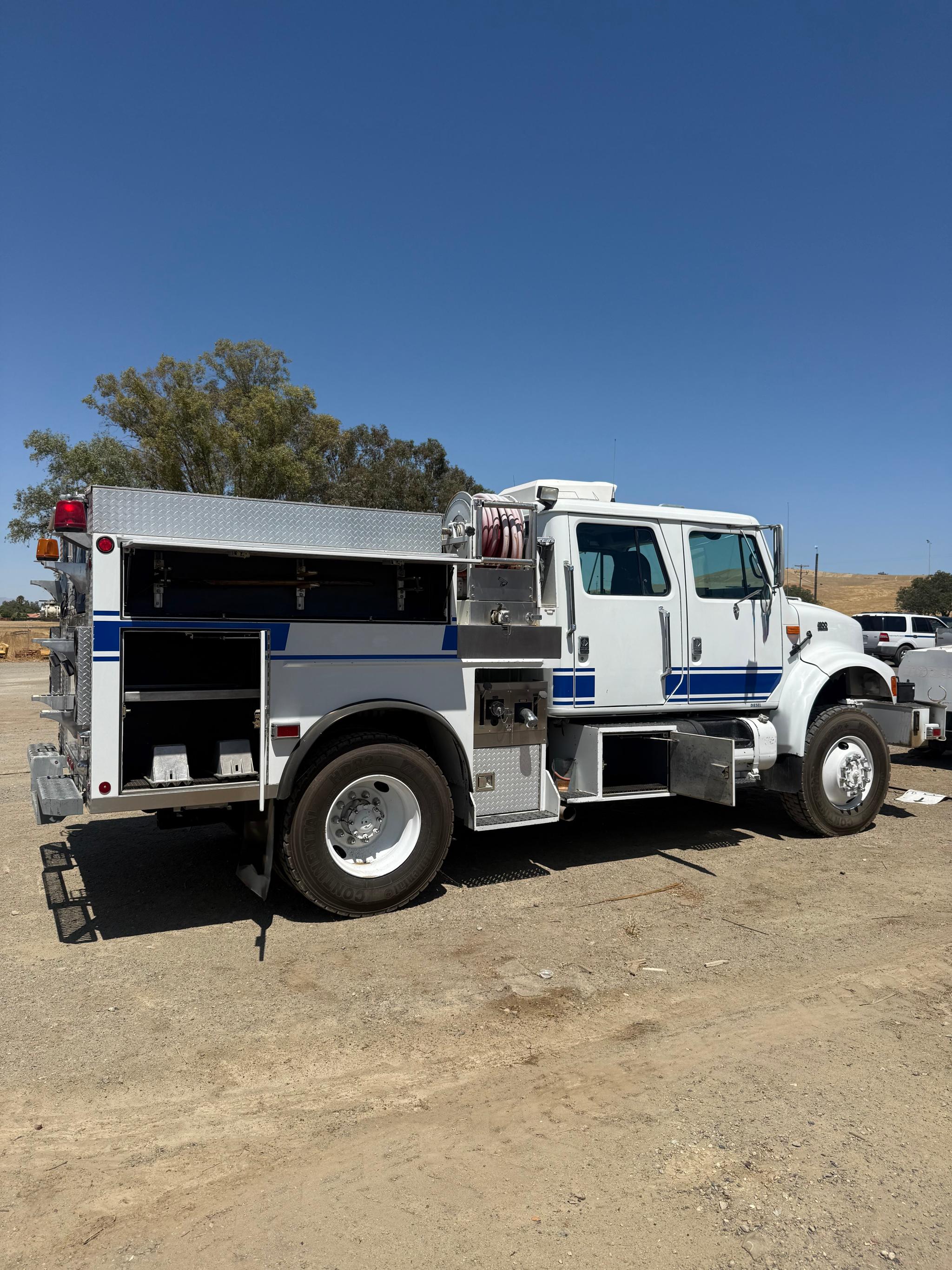 1988 International 4800 4x4 Brush Truck - image 3