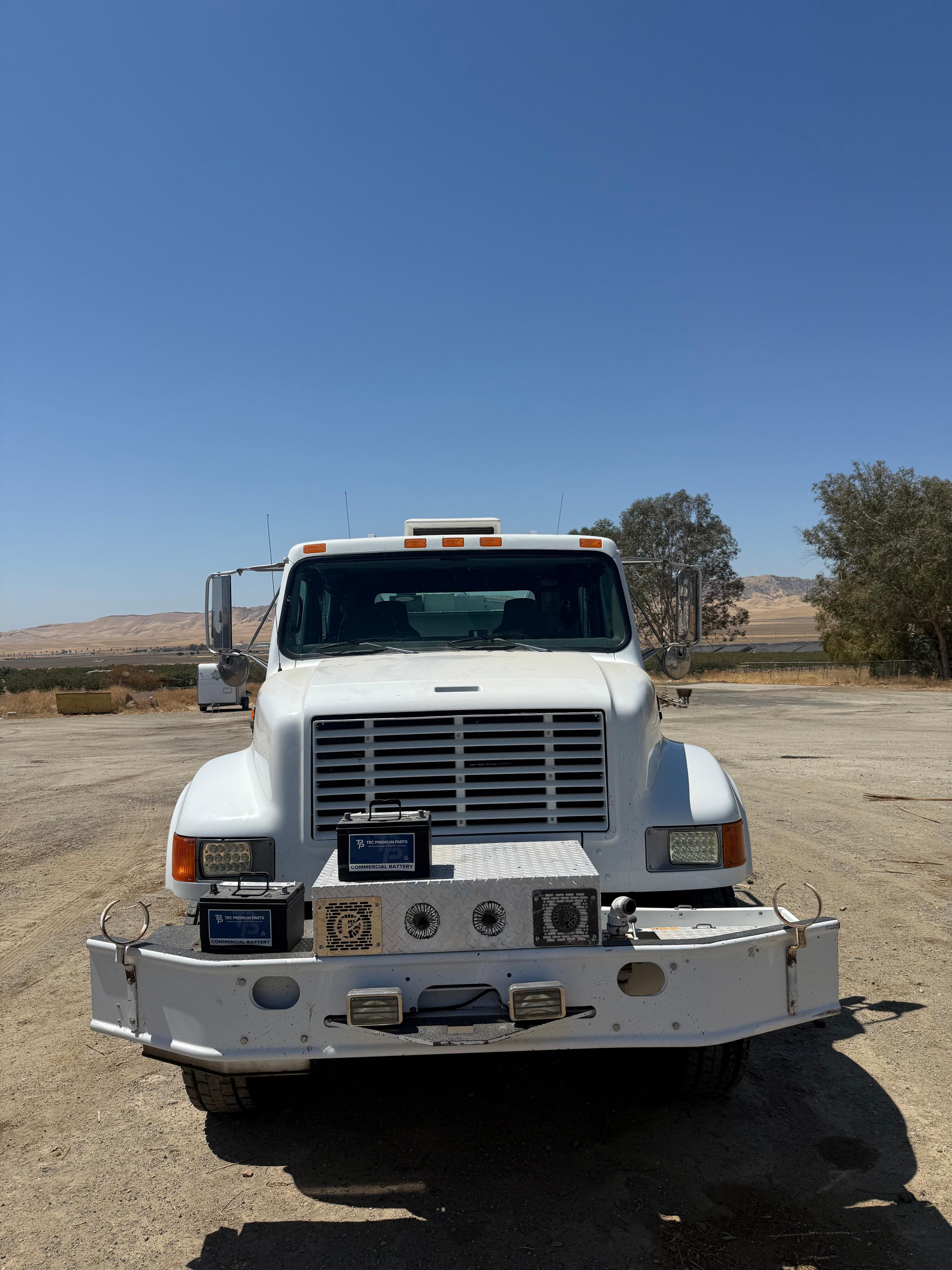 1988 International 4800 4x4 Brush Truck - image 2