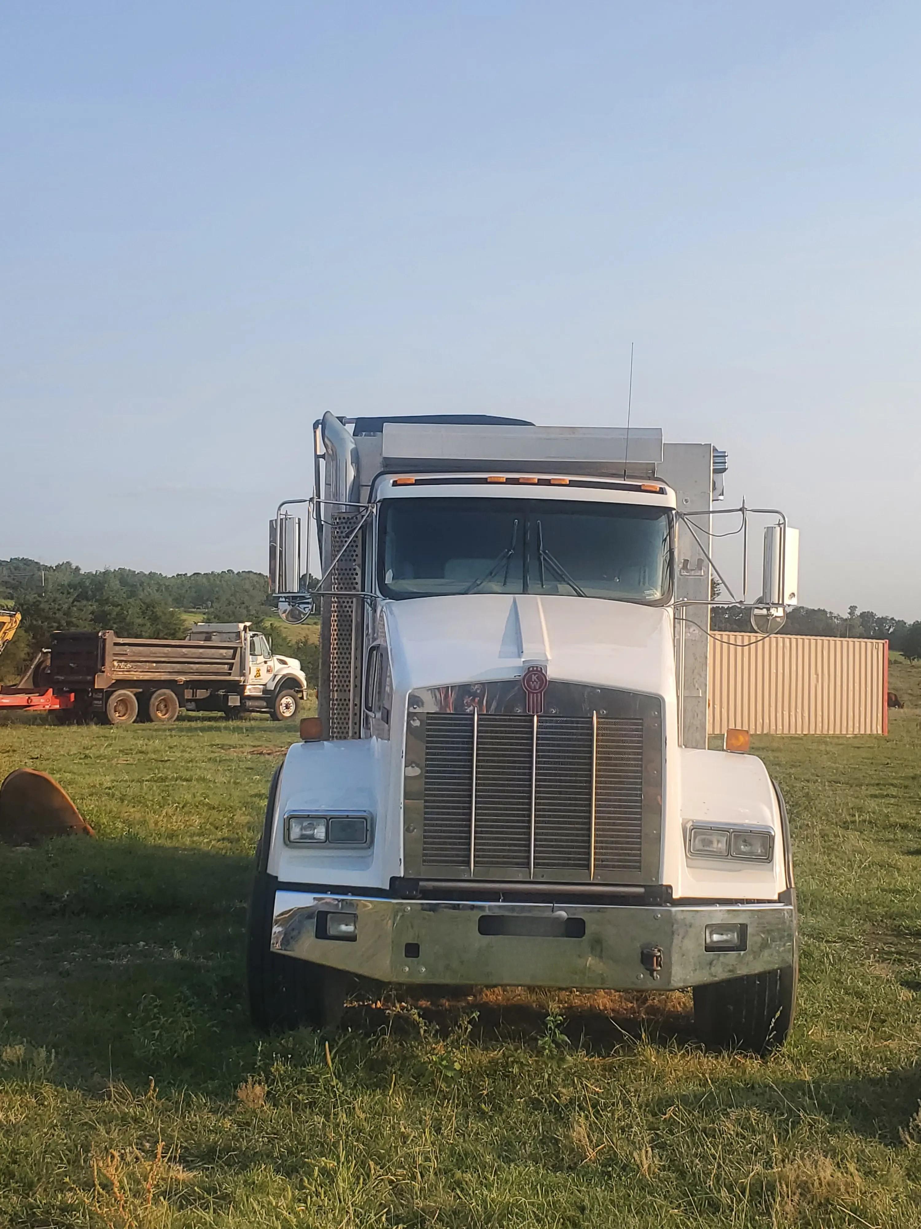 2009 Kenworth T800 Dump Truck - image 9