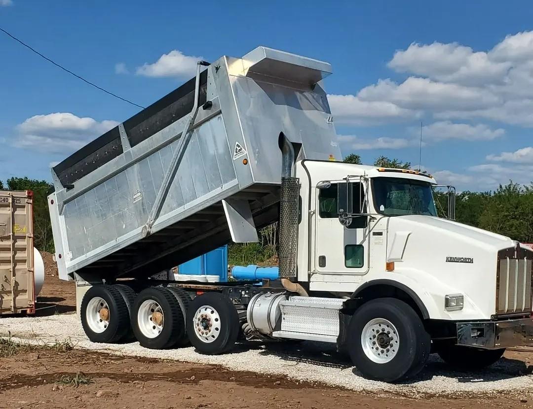 2009 Kenworth T800 Dump Truck - image 2