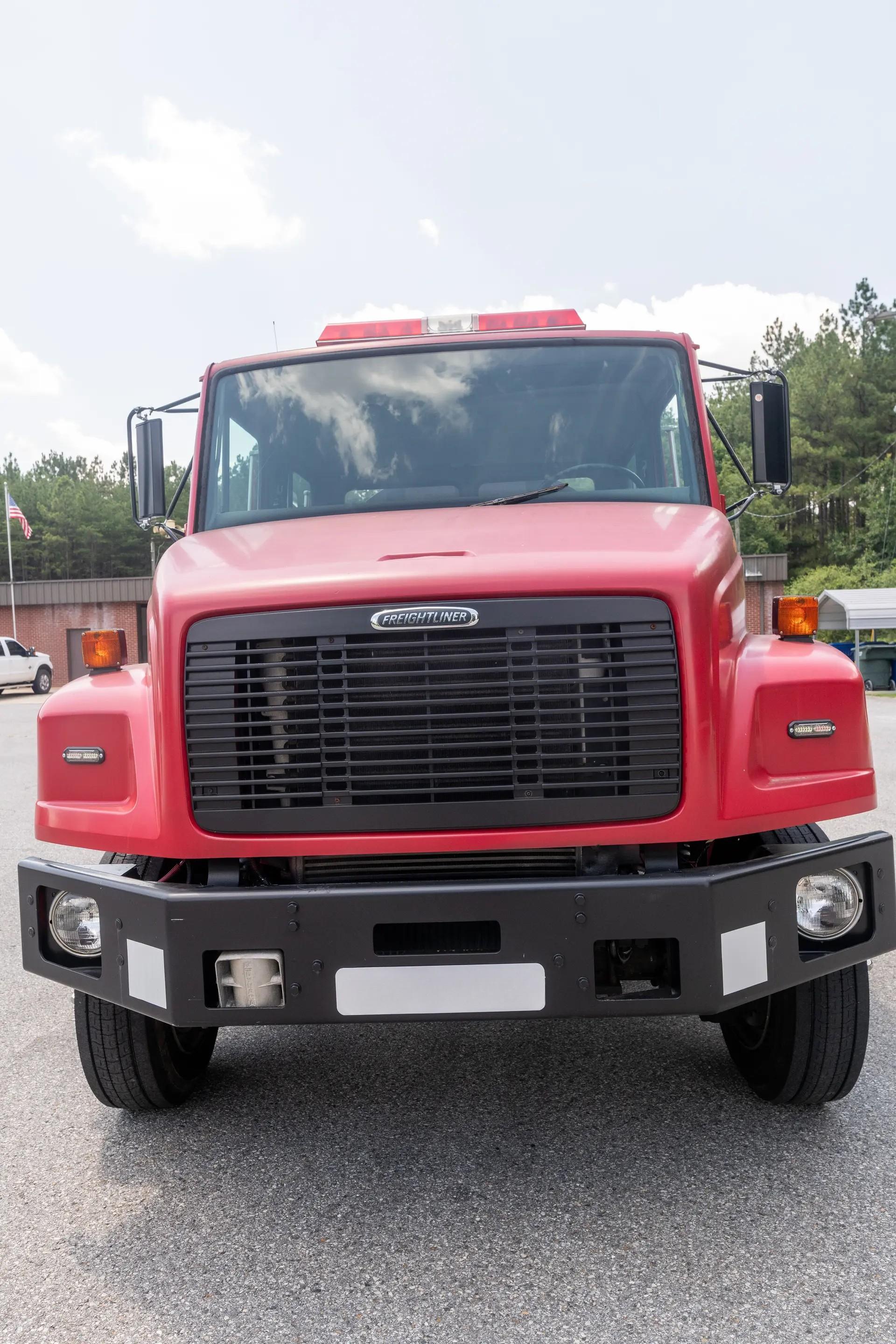 2003 Freightliner Tanker - image 3