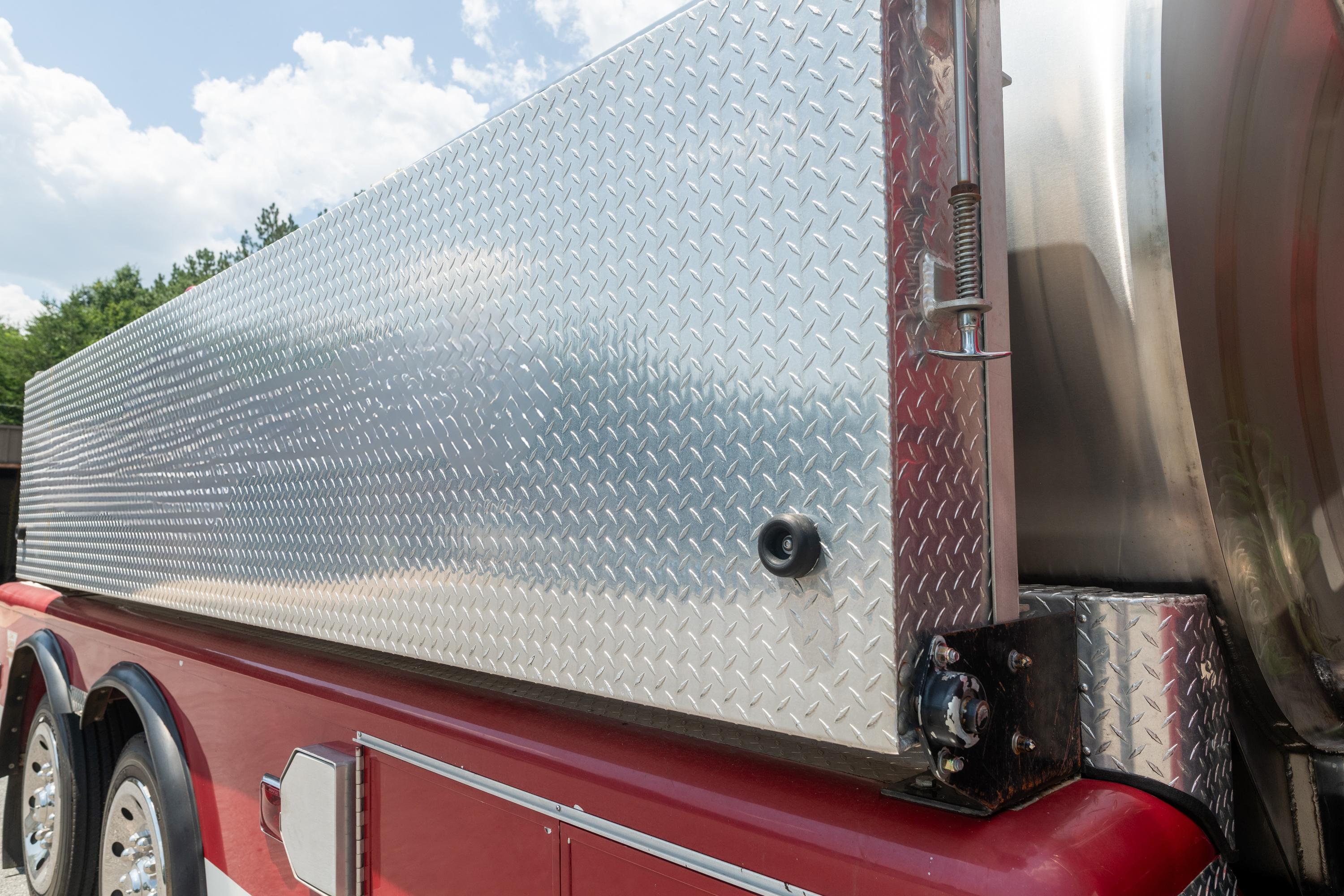 2003 Freightliner Tanker - image 4