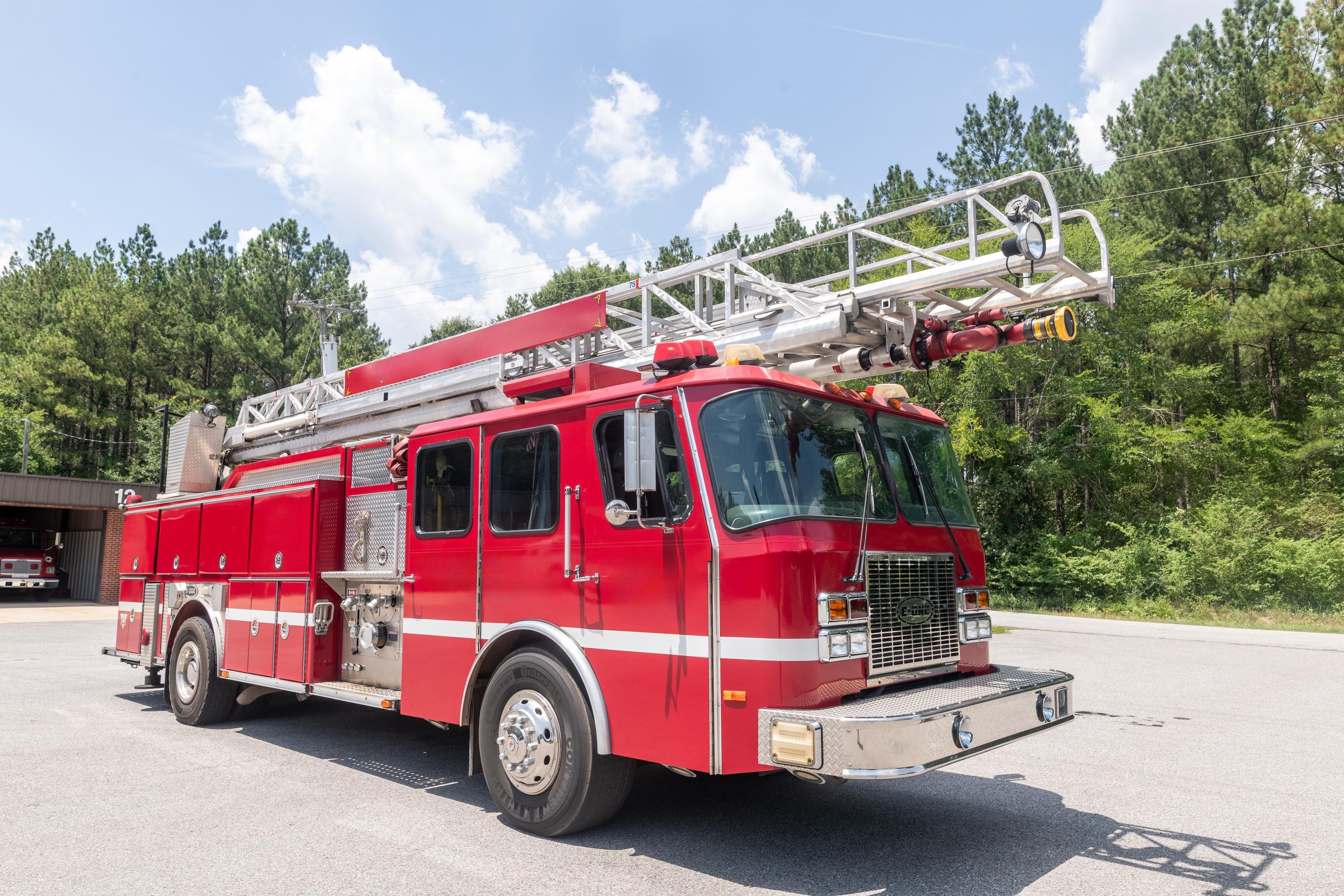 1997 E-One 75' Aerial - image 1