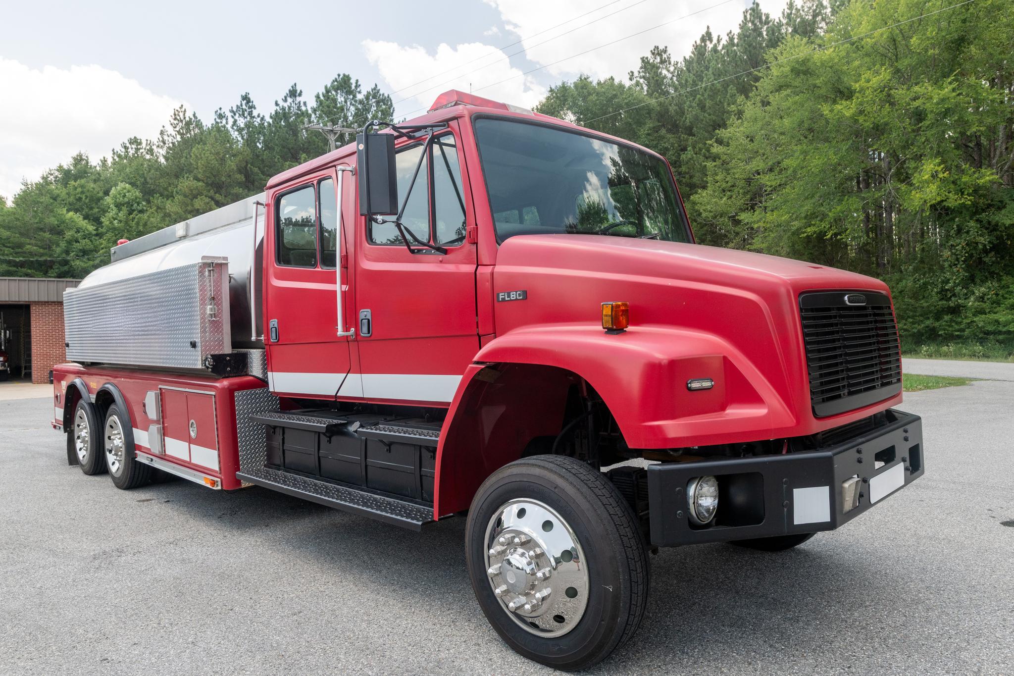 2003 Freightliner Tanker - image 2