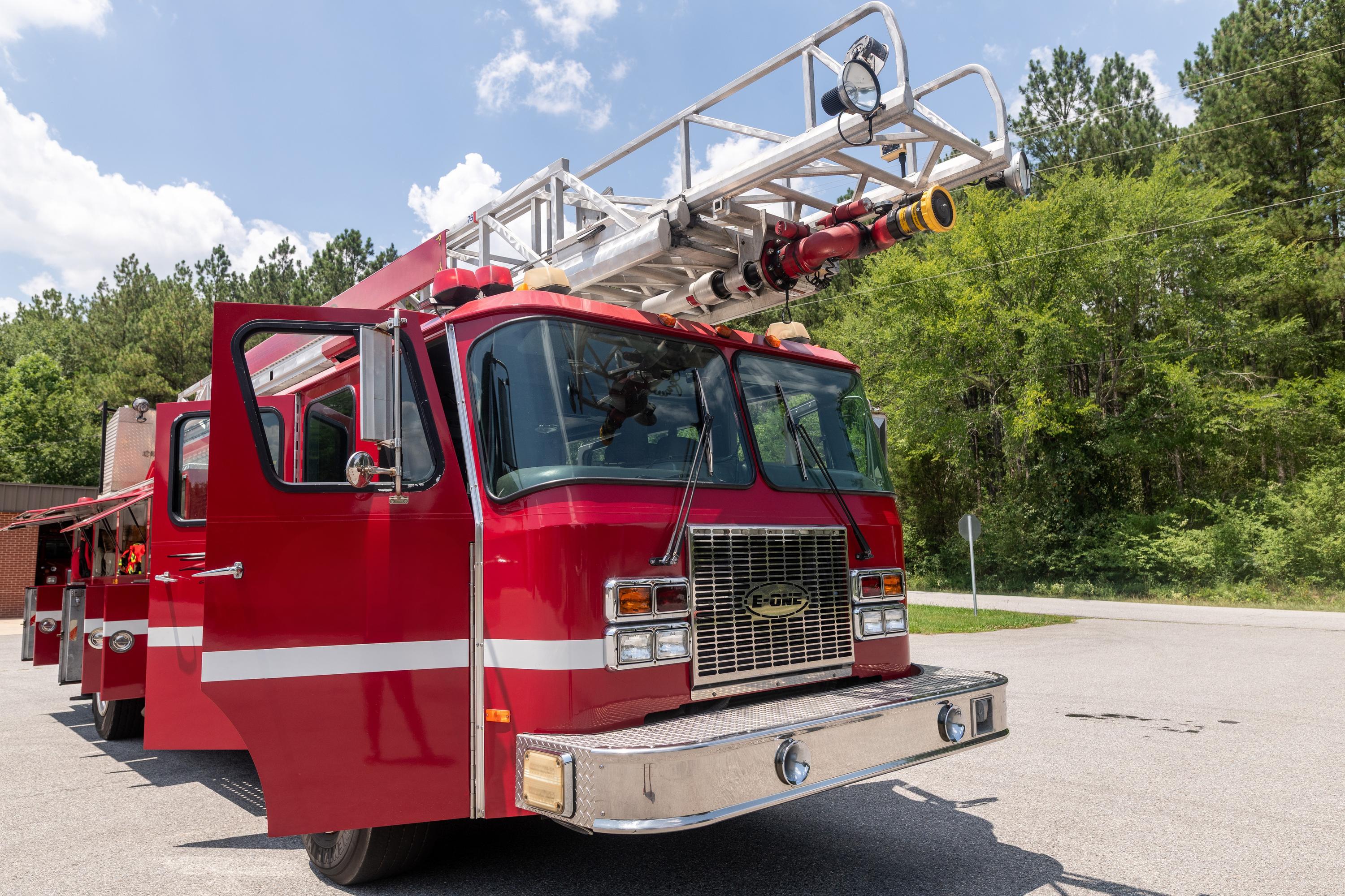 1997 E-One 75' Aerial - image 2