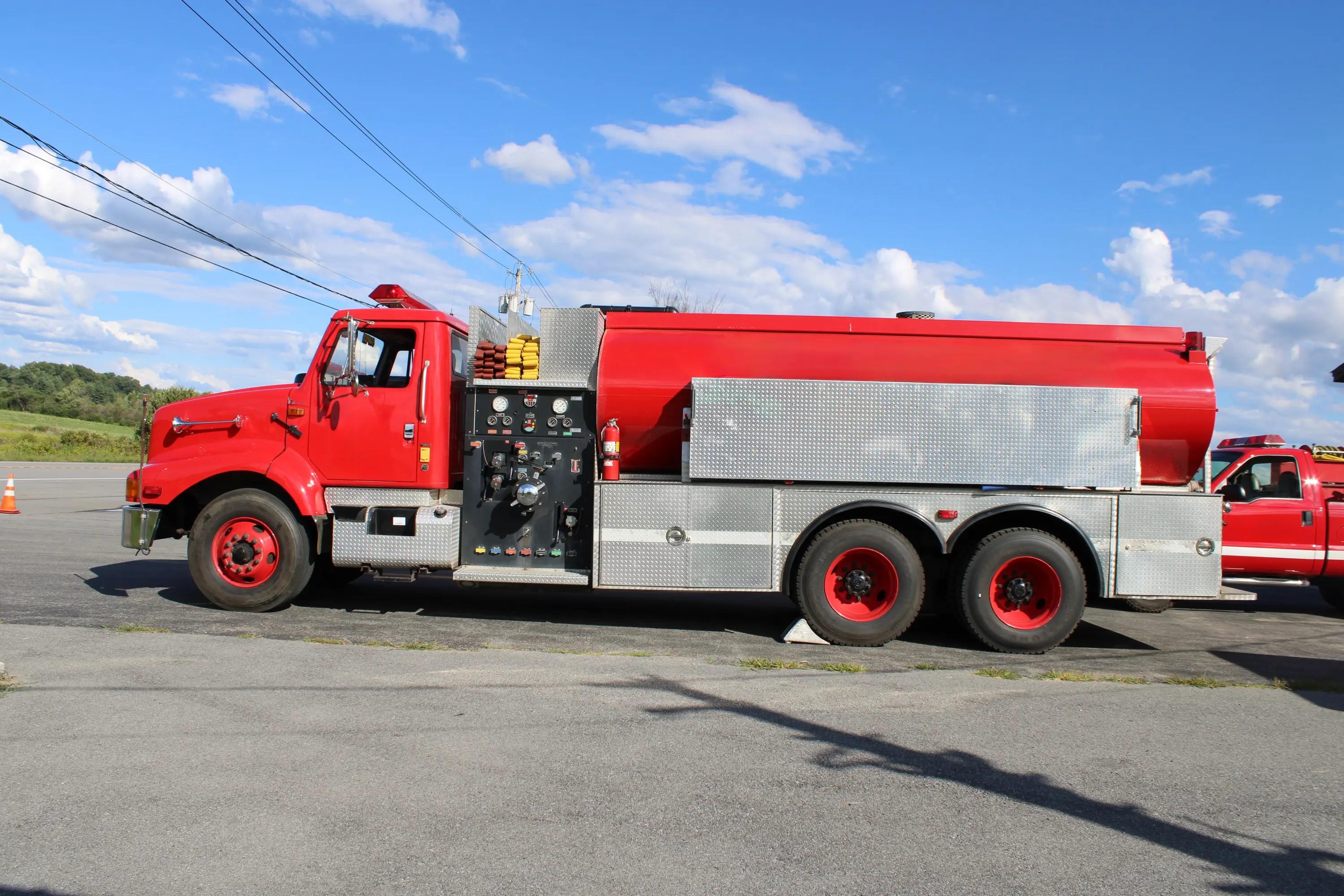 2002 International Tanker 1000/3000 - image 2