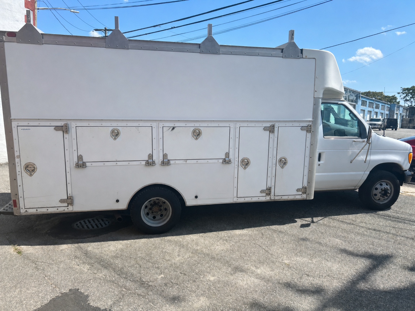 2002 Ford E-450 14' Utilimaster Service Truck - image 3