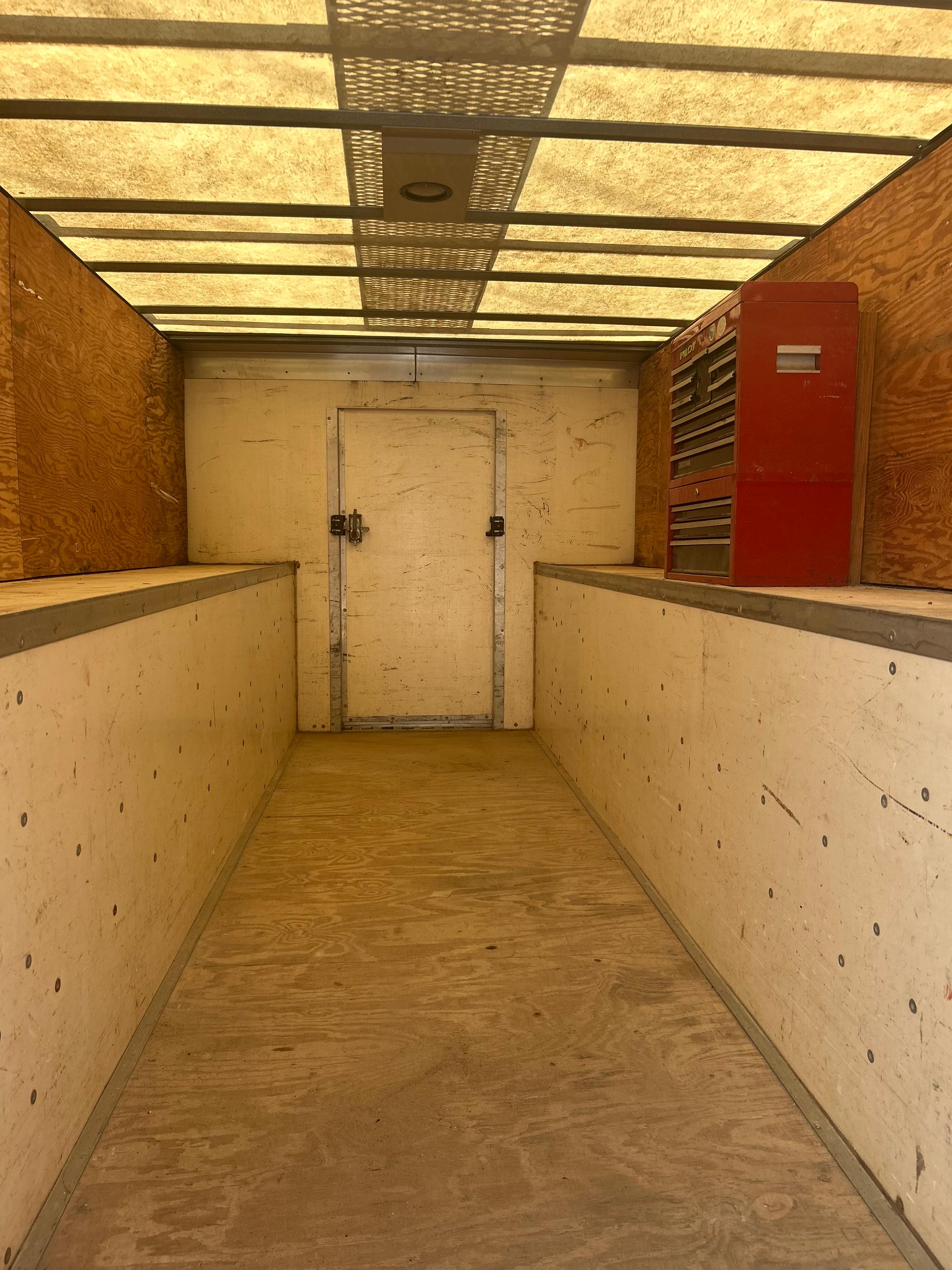 2002 Ford E-450 14' Utilimaster Service Truck - image 8