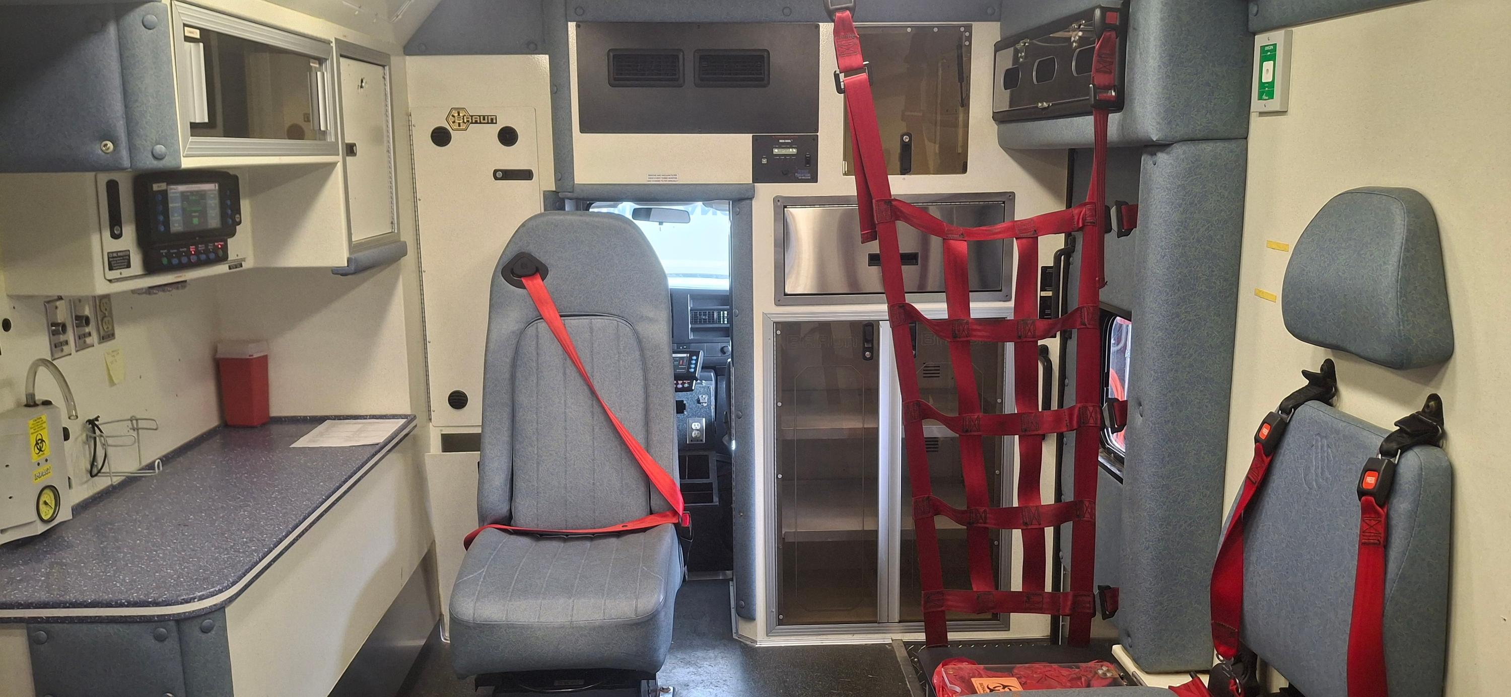 2012 Chevy Express 4500 Braun Type III - image 7