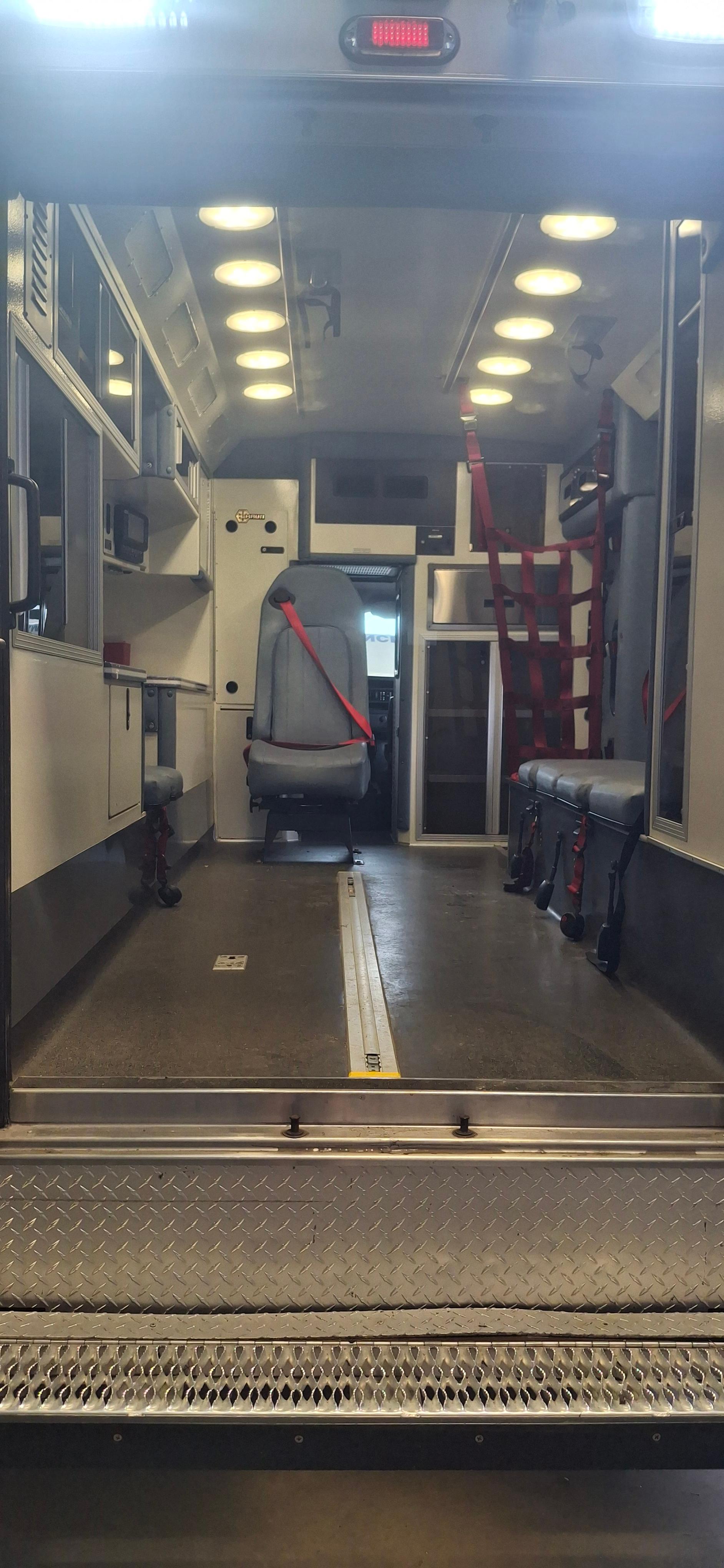 2012 Chevy Express 4500 Braun Type III - image 8