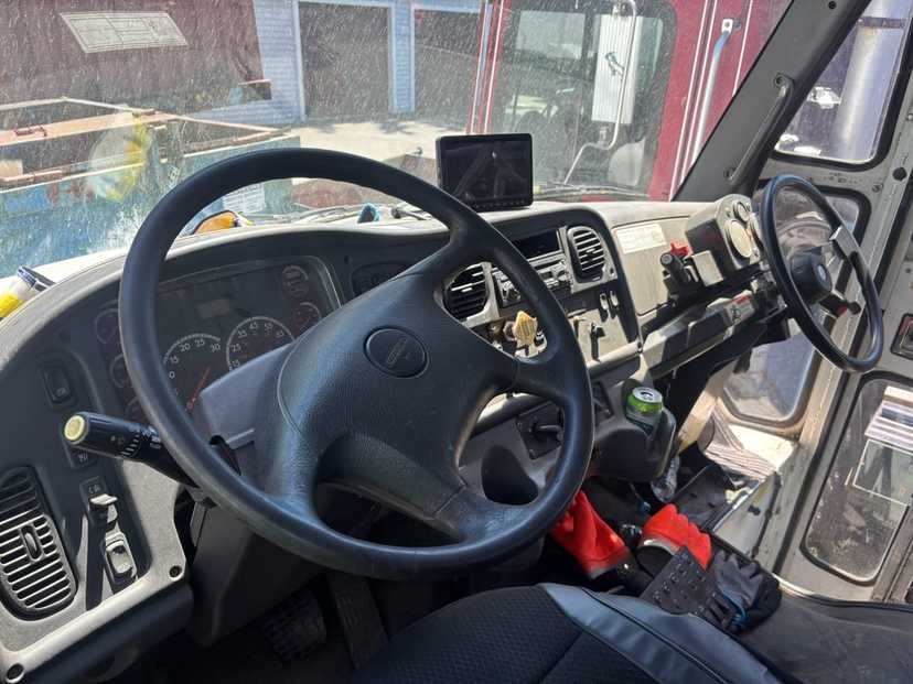 2015 Freightliner McNeilus Rear Loader — photo 6