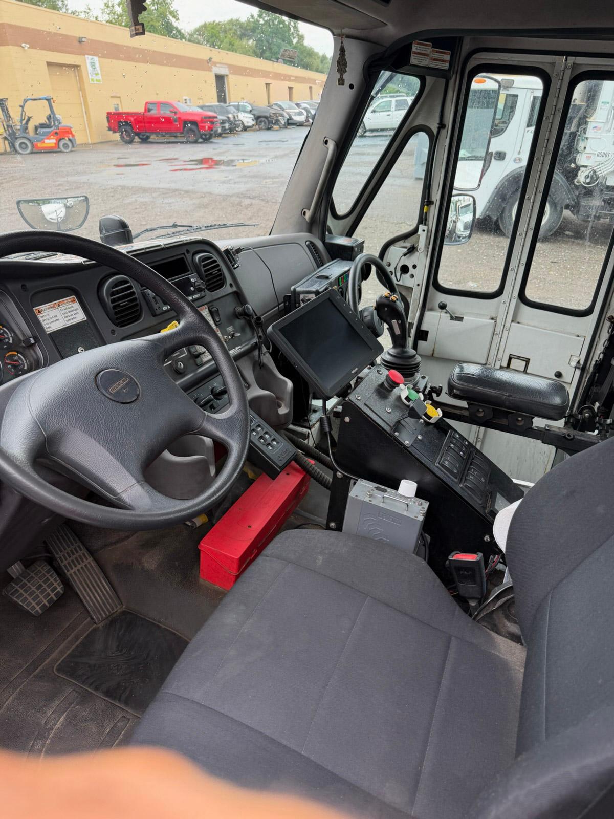 2023 Freightliner Labrie Automated Side Loader - image 5