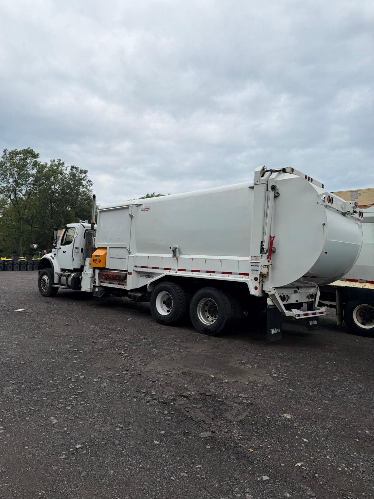 2023 Freightliner Labrie Automated Side Loader - image 3