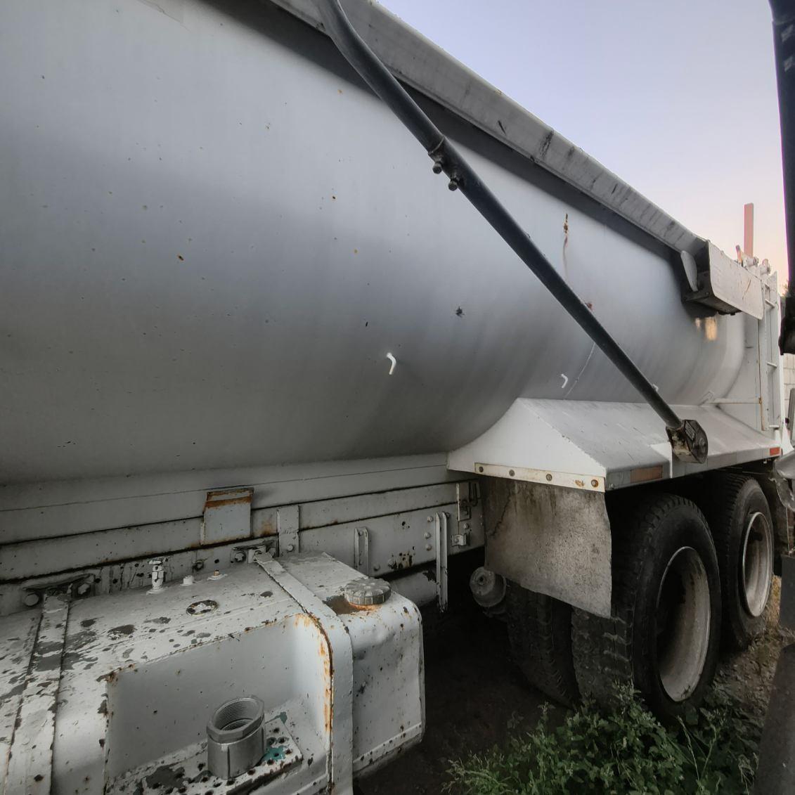 1971 Peterbilt Dump Truck - image 4