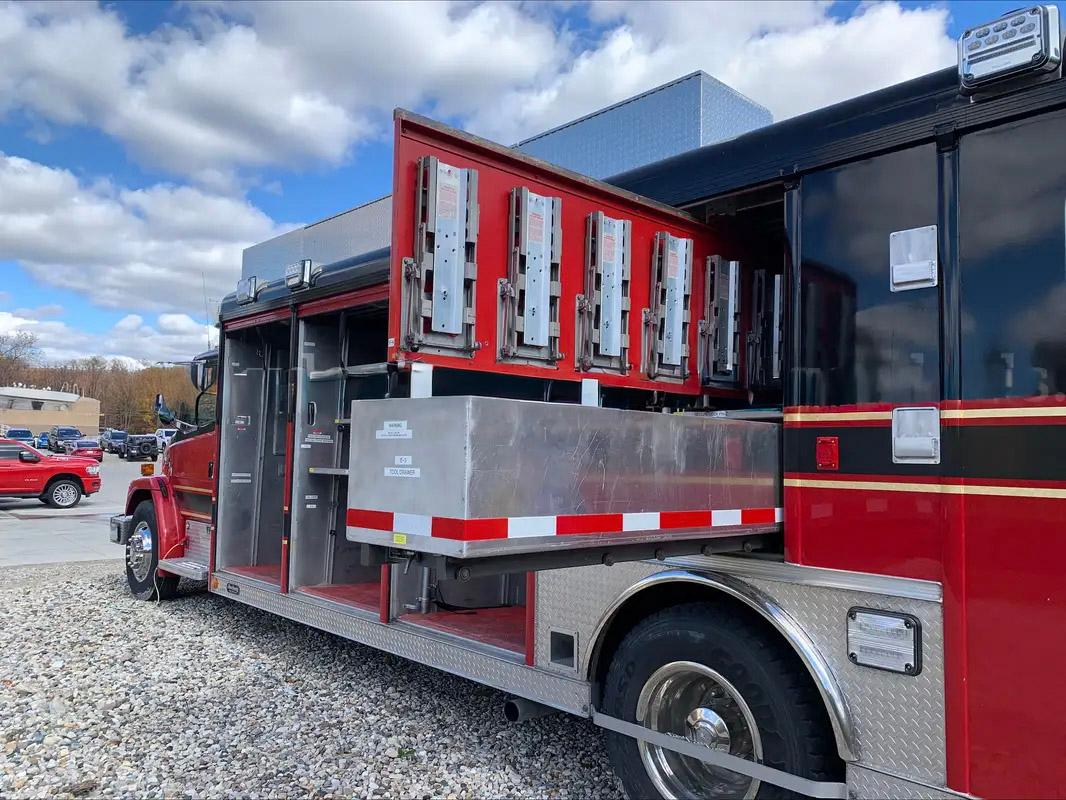 1996 Hackney Freightliner Heavy Rescue - image 3