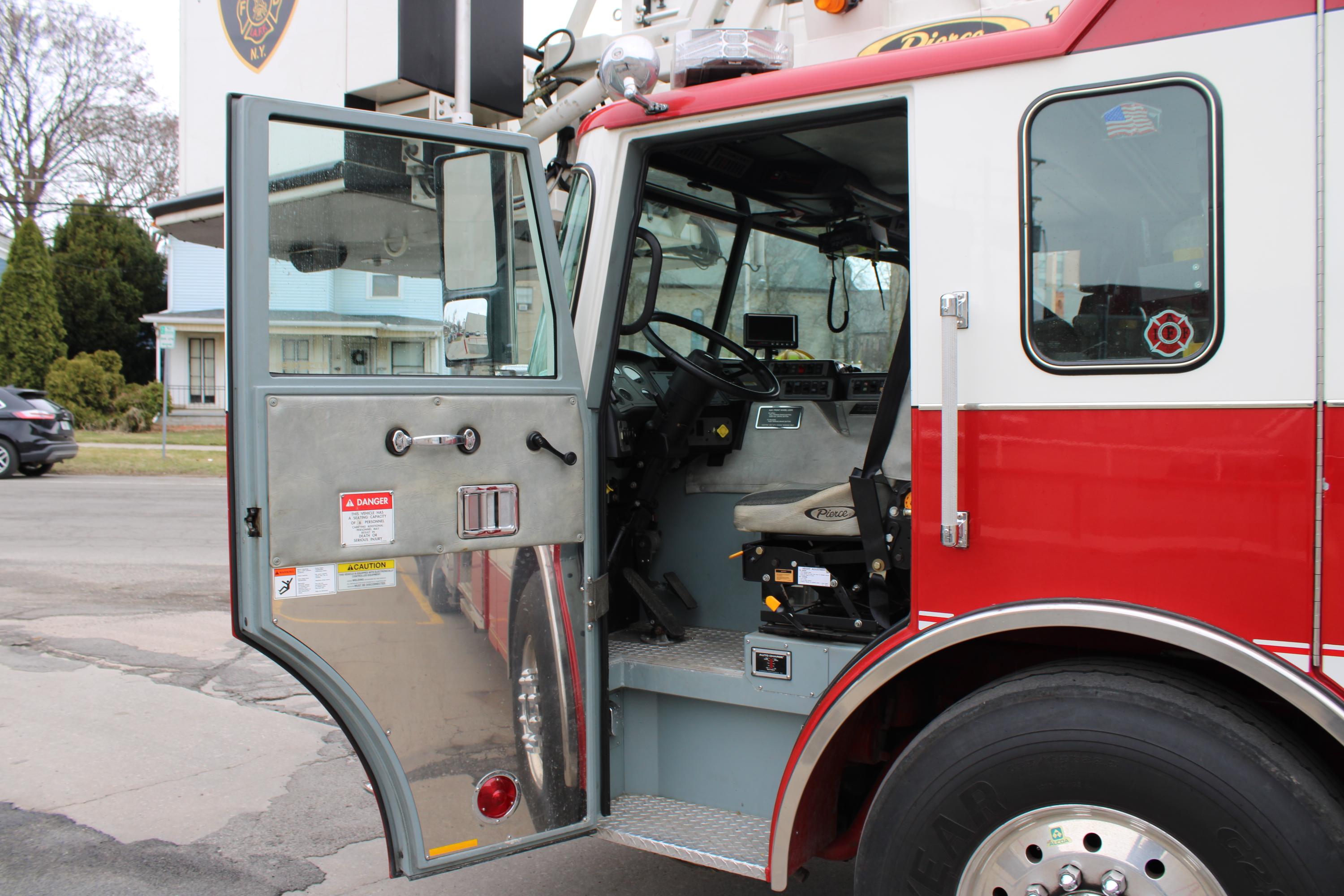 2001 Pierce Dash 100' Quint
 - image 22