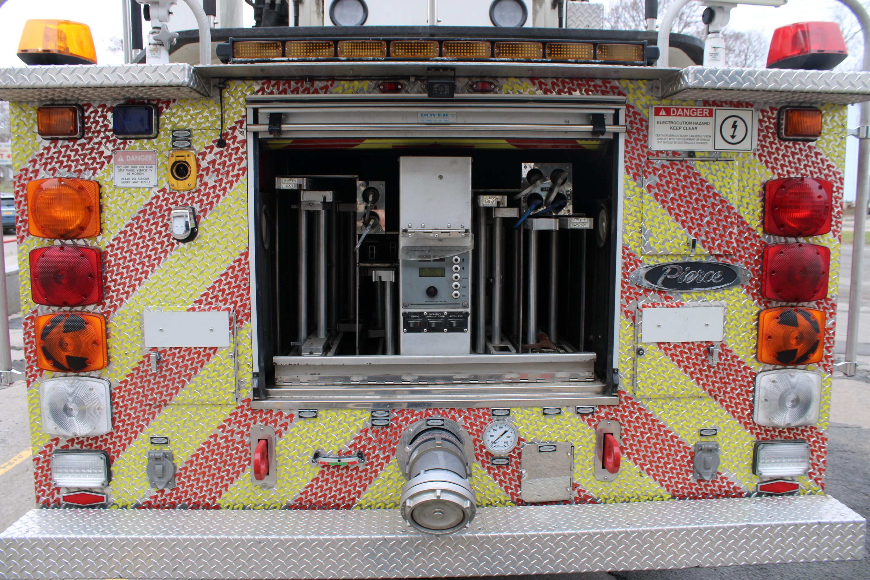 2001 Pierce Dash 100' Quint
 - image 27